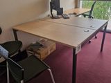 un bureau avec une chaise et un ordinateur dessus
