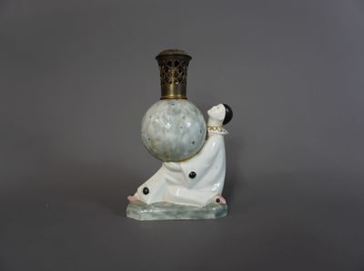 une figurine représentant une femme tenant une boule de verre