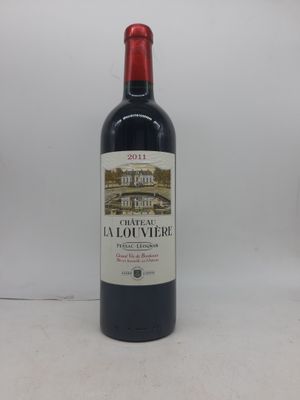 une image représentant une bouteille de vin rouge posée sur une table