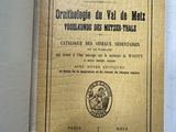 un vieux livre à la couverture dorée posé sur une table blanche