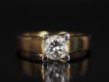 gros plan d'une bague en diamant sur une surface noire