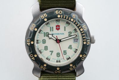gros plan d'une montre-bracelet avec un bracelet vert