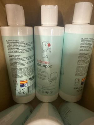 trois bouteilles de shampoing empilées les unes sur les autres