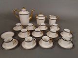 les nombreuses tasses et soucoupes qui se trouvent sur la table