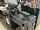 une machine posée sur une table dans une pièce