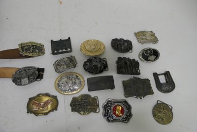 de nombreuses boucles de ceinture et autres objets métalliques posés sur une table