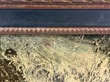 une photo d'un tableau accroché au mur d'un immeuble