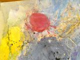 un tableau avec une balle rouge au milieu