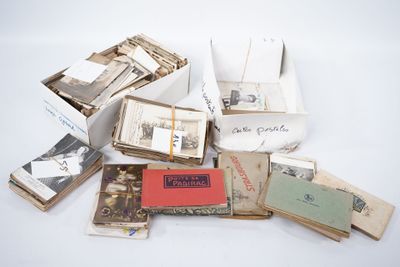 beaucoup de vieux livres et de cartes postales sur la table