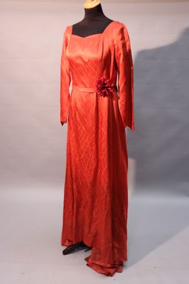 une robe orange sur un mannequin, un mannequin, un mannequin, un mannequin, un mannequin, un mannequin, un mannequin, un mannequin, un mannequin