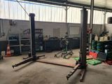 l'image d'un garage contenant de nombreux outils