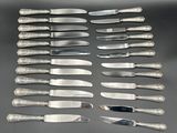 a lot of knives and knives that are on a table