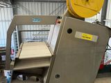 l'image d'une machine située à l'intérieur d'un bâtiment