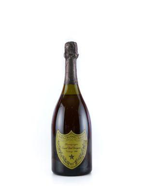 gros plan d'une bouteille de champagne sur fond blanc