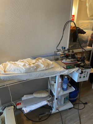 un lit recouvert d'un drap blanc dans une chambre