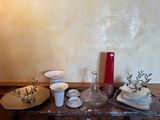 une table sur laquelle se trouvent des assiettes, des tasses et une bougie