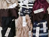 beaucoup de vêtements exposés sur une table