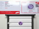 une image représentant un diamant violet posé sur une table blanche