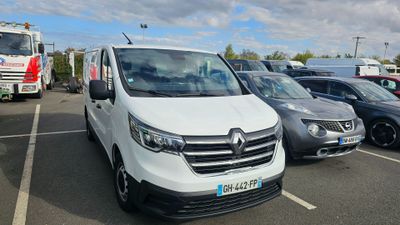 une camionnette blanche garée dans un parking