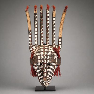 BAMBARA - Masque peigne entièrement décoré de cauris. C'est …