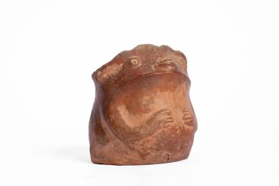 ÉCOLE DU XXe Vase en terre cuite figurant une grenouille sty…
