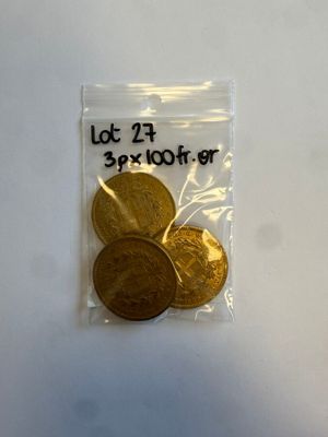 un sac de pièces d'or posé sur une table blanche