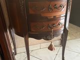une petite table sur laquelle se trouve un vase bleu