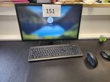 une image d'un écran d'ordinateur et d'un clavier sur un bureau