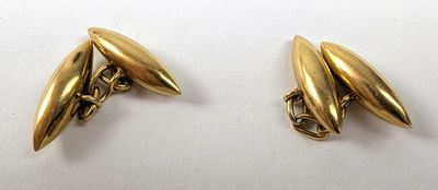 une paire de boucles d'oreilles en plaqué or sur fond blanc