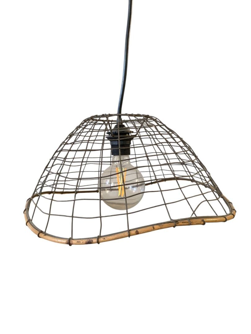 Suspension en forme de dôme; en métal et contour en bambou