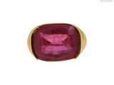 Gros plan sur une bague ornée d'une pierre rose