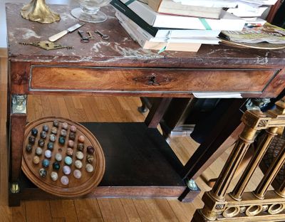 une table en bois sur laquelle sont posés tout un tas de boutons