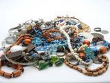 un tas de bijoux variés posés sur une table blanche