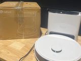 une boîte et un bol posés sur une table à côté d'un micro-ondes