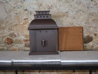 une petite lanterne marron posée sur une table à côté d'une boîte
