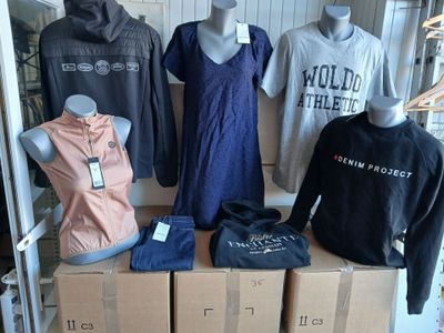 plusieurs mannequins dans la vitrine d'un magasin de vêtements, présentant des vêtements