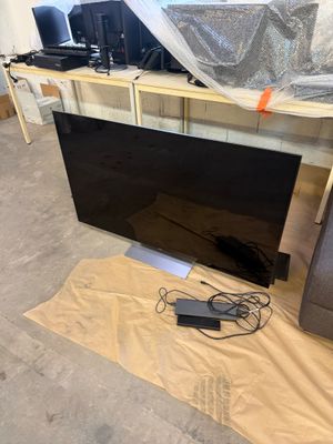 a lot of tvs that are sitting on the floor
