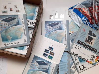 une boîte remplie de livres et de magazines posée sur une table