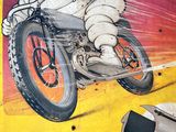 un panneau sur lequel figure l'image d'un homme à moto