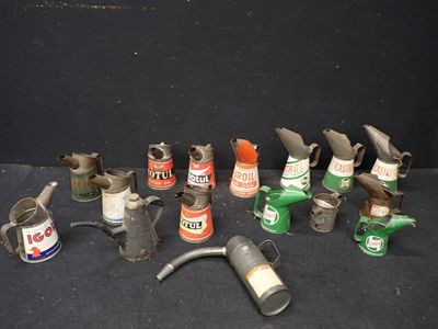 beaucoup d'objets anciens qui traînent sur une table