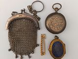 un assortiment de bijoux en argent et en or, comprenant notamment un sac à main en chaîne, une montre de poche et un porte-clés