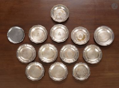 beaucoup d'assiettes en argent posées sur une table