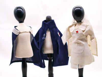 trois mannequins vêtus de manteaux et de vestes sur fond blanc