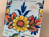 un gros plan sur un livre orné de fleurs