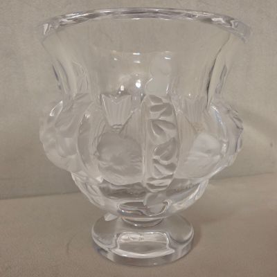 un vase en verre transparent posé sur une table