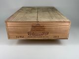 l'image d'une boîte en bois sur laquelle est apposée une étiquette