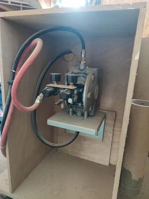 une machine qui se trouve à l'intérieur d'une caisse en bois