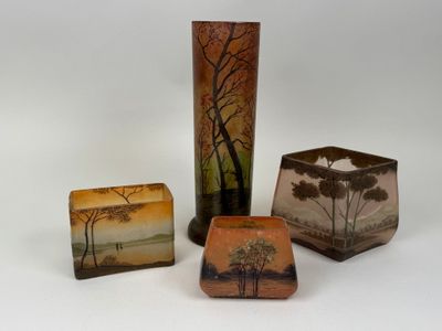 Plusieurs œuvres d'art différentes sont exposées sur une surface blanche