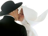 un homme et une femme qui s'embrassent