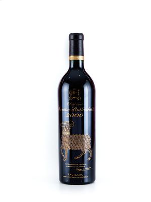 une bouteille de vin posée sur une surface blanche